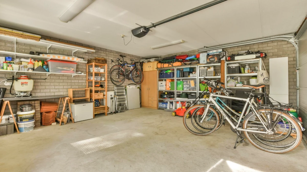 Ce que tout le monde fait dans son garage est souvent interdit : un risque méconnu aux conséquences coûteuses